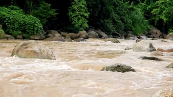 Wildwasser-Rafting-Route im Mae Taeng Distrikt bei Chiang Mai, Thailand. — Stockvideo