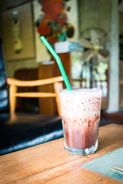 Cioccolato freddo su tavolo in legno sullo sfondo della caffetteria — Foto Stock