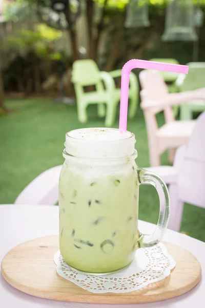 Matcha Groene thee met melk op tafel — Stockfoto