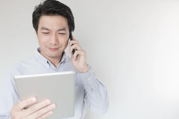 Genç işadamı telefon ederken  