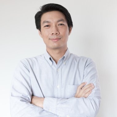 Asyalı genç gülümseyen 