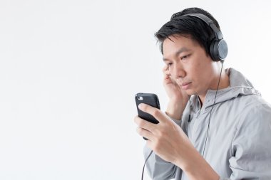 Genç adam smartphone ile müzik dinlemek 