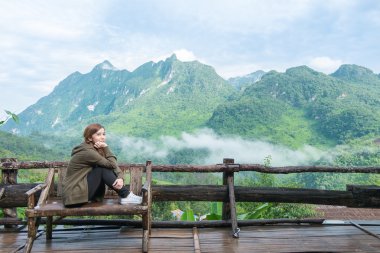 Gülümseyen genç kadın Montains arka plan ile