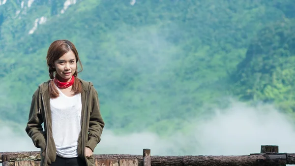 Sonriente joven mujer con Montains fondo —  Fotos de Stock