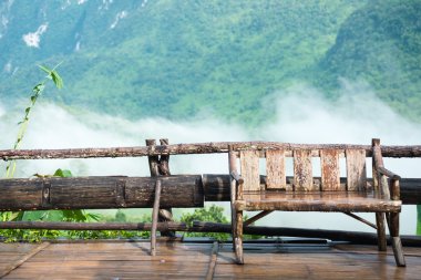 Doi Luang Chiang Dao Chiang Mai, balkonda ahşap sandalye 