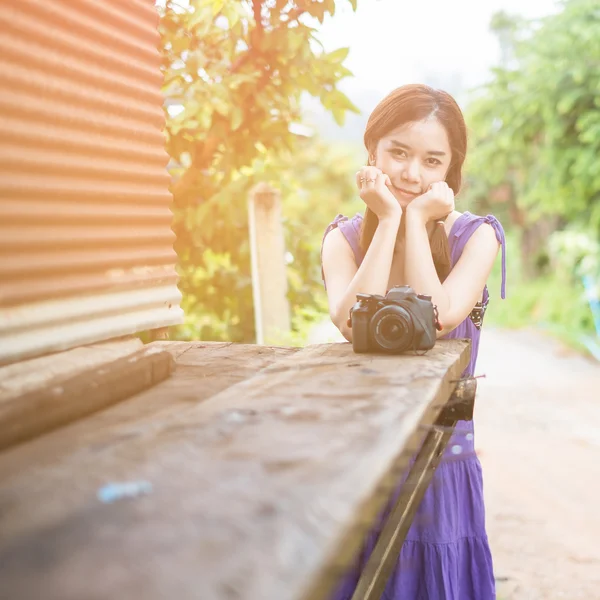 Ritratto di giovane fotografa donna — Foto Stock