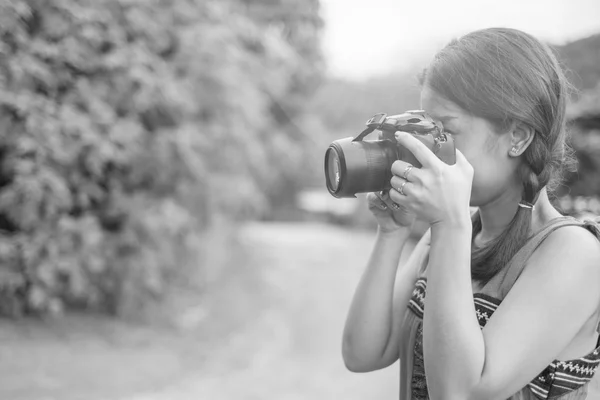 Portret van een jonge vrouw fotograaf — Stockfoto