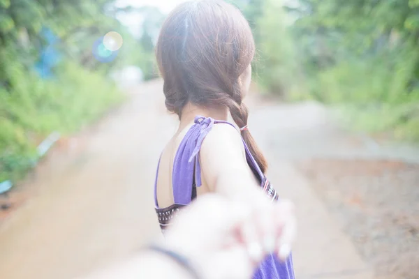 Pareja joven enamorada caminando por el parque tomados de la mano — Foto de Stock