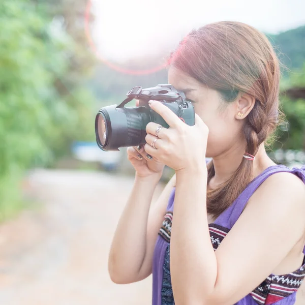 Retrato de fotógrafa jovem — Fotografia de Stock