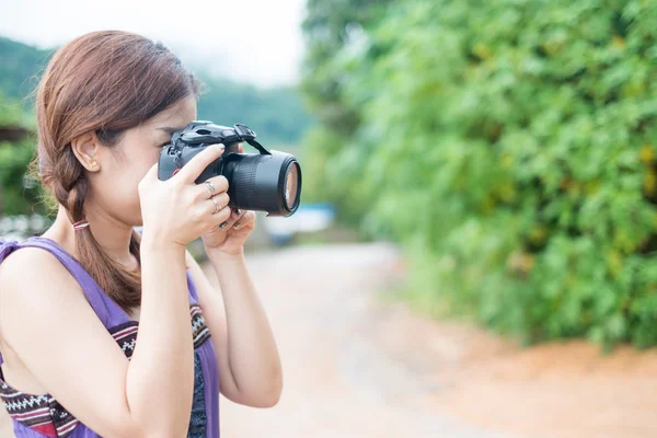 Retrato de fotógrafa jovem — Fotografia de Stock