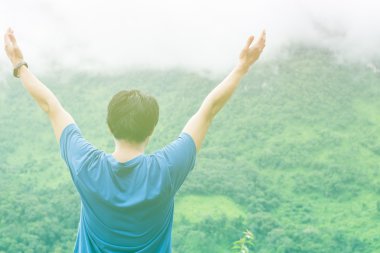 Rahatlatıcı ve dağlar manzarayı bir adam 