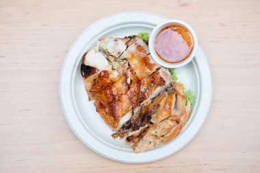 ahşap zemin üzerinde ızgara tavuk