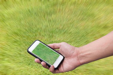 Smartphone ekran üzerinde yeşil alan tutan el