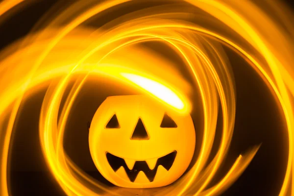 Gruseliger Halloween-Hintergrund mit Kürbissen — Stockfoto