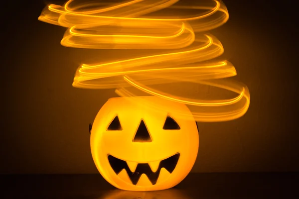 Gruseliger Halloween-Hintergrund mit Kürbissen — Stockfoto