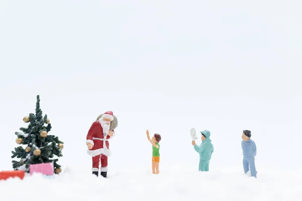 초소형인 사람들 산타클로스 그리고 아이들을 크리스마스와 컨셉트 — 스톡 사진