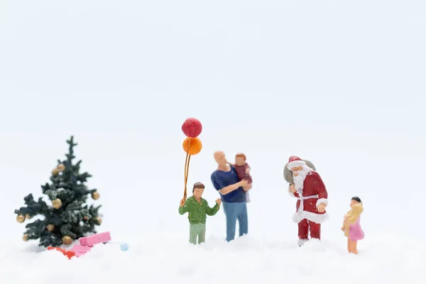 Pessoas Miniatura Papai Noel Presentes Para Criança Natal Feliz Ano — Fotografia de Stock