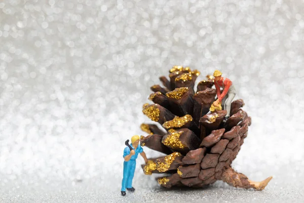 Minyatür Insanlar Işçi Takımı Bir Noel Kozalağı Noel Mutlu Yıllar — Stok fotoğraf