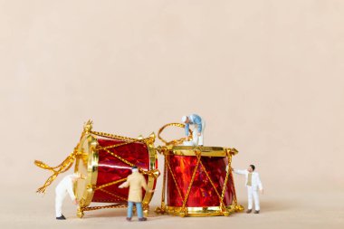 Minyatür insanlar, işçi takımı Noel süsü, Noel ve Mutlu Yıllar konsepti çiziyor..