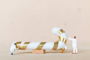 Minyatür insanlar, işçi takımı Noel süsü, Noel ve Mutlu Yıllar konsepti çiziyor..