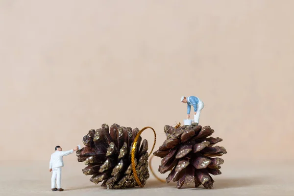 Minyatür Insanlar Işçi Takımı Noel Süsü Noel Mutlu Yıllar Konsepti — Stok fotoğraf