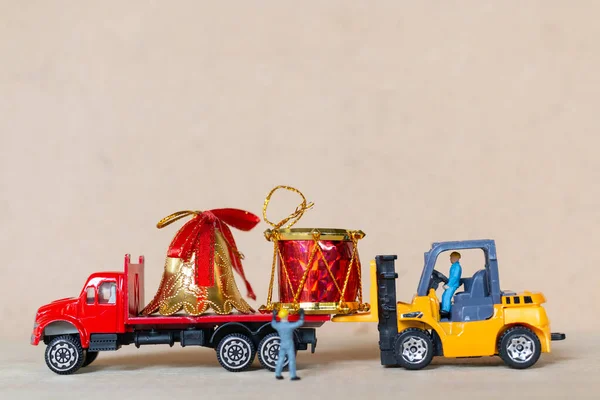 Personas Miniatura Equipo Trabajo Trabajando Con Una Decoración Navideña Navidad —  Fotos de Stock