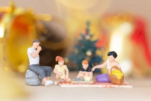 Personas Miniatura Familia Feliz Celebrando Una Navidad Navidad Feliz Año — Foto de Stock