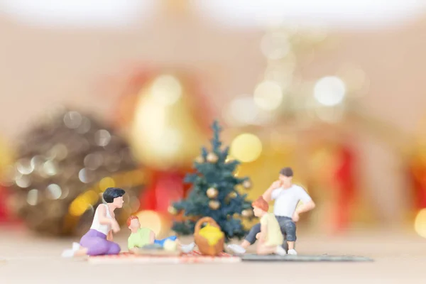 Personas Miniatura Familia Feliz Celebrando Una Navidad Navidad Feliz Año — Foto de Stock