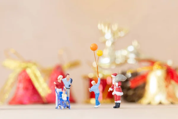 Мініатюрні Люди Щаслива Сім Святкує Різдво Різдво Щасливий Новий Рік — стокове фото