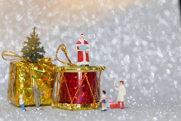 Persone Miniatura Famiglia Felice Che Celebra Natale Natale Felice Anno — Foto Stock