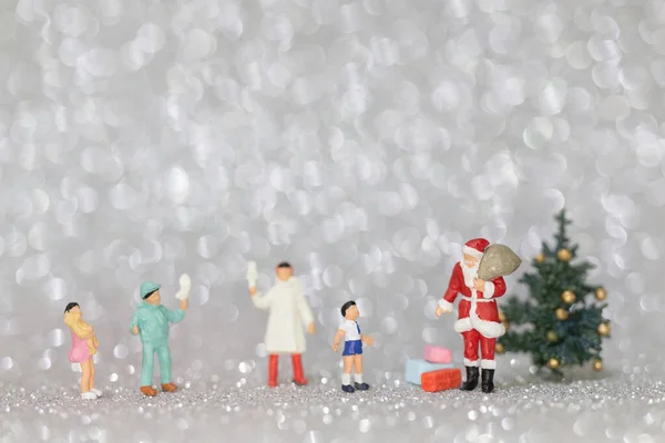 Personas Miniatura Familia Feliz Celebrando Una Navidad Navidad Feliz Año — Foto de Stock