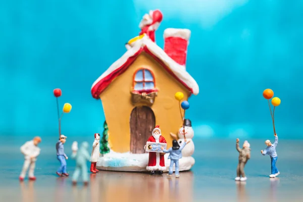 Personas Miniatura Familia Feliz Celebrando Una Navidad Navidad Feliz Año — Foto de Stock
