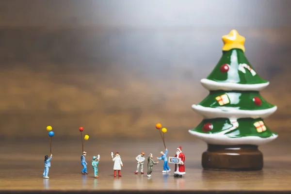 Personas Miniatura Familia Feliz Celebrando Una Navidad Navidad Feliz Año — Foto de Stock