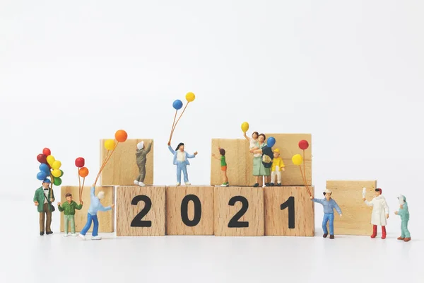 ミニチュア人々 木製ブロック番号2021上の幸せな家族の保持気球 幸せな新年の概念 — ストック写真