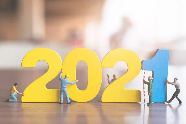 Personas Miniatura Equipo Trabajo Construir Número Madera 2021 Feliz Año — Foto de Stock