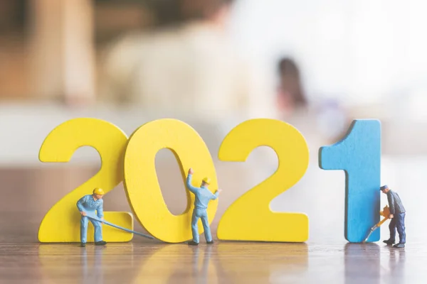 Personas Miniatura Equipo Trabajo Construir Número Madera 2021 Feliz Año — Foto de Stock