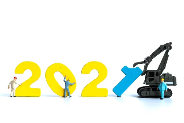 Miniatűr Emberek Munkás Csapat Épít Szám 2021 Boldog Évet Koncepció — Stock Fotó