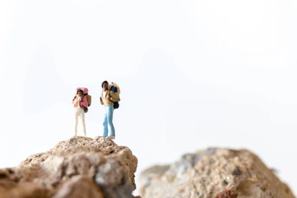 Personas Miniatura Senderistas Con Mochilas Cima Una Montaña Concepto Aventuras —  Fotos de Stock