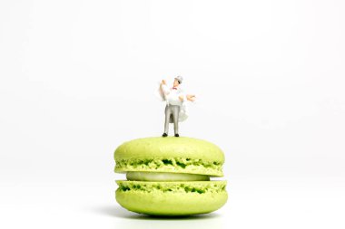 Minyatür insanlar, gelin ve damat renkli Fransız kurabiyesi, Sevgililer Günü konsepti