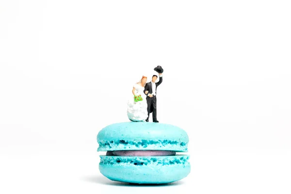 Miniature People Bride Groom Colourful French Macaroon Valentines Day Concept — Stock Photo, Image