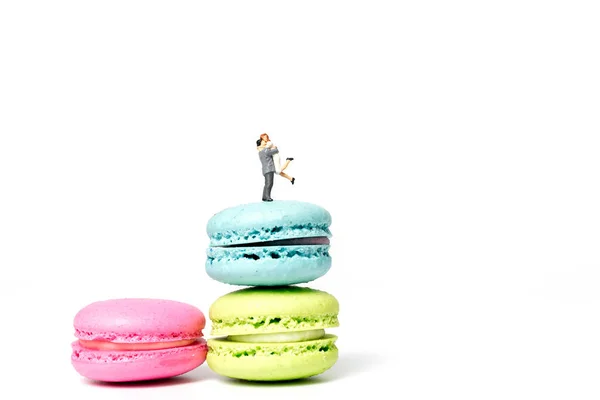 Miniaturmenschen Braut Und Bräutigam Auf Farbenfroher Französischer Makrone Valentinstag Konzept — Stockfoto