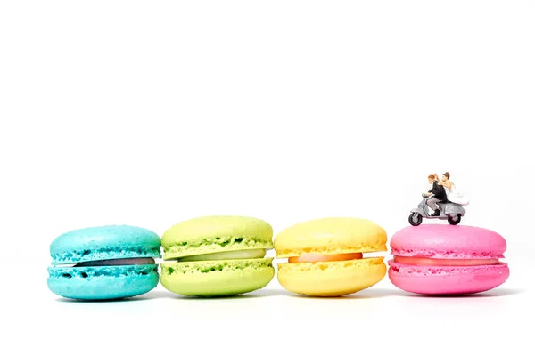 Miniatűr Emberek Menyasszony Vőlegény Színes Francia Macaroon Valentin Nap Koncepció — Stock Fotó