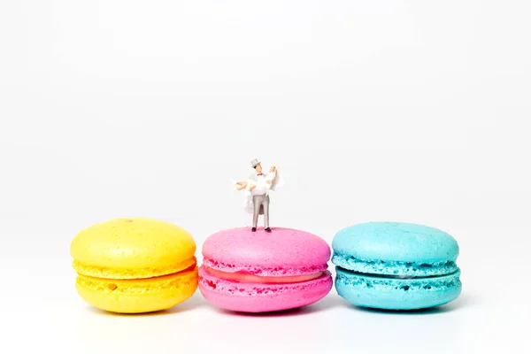 Miniature People Bride Groom Colourful French Macaroon Valentines Day Concept — Stock Photo, Image