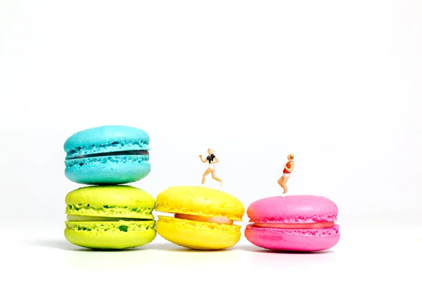 Oameni Miniaturali Cuplu Care Rulează Macaroon Francez Colorat Conceptul Valentines — Fotografie, imagine de stoc