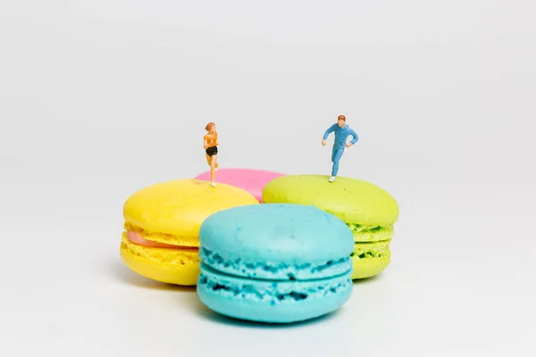 Personas Miniatura Pareja Corriendo Colorido Macarrón Francés San Valentín Concepto — Foto de Stock