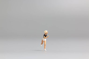 Gri arkaplanda çalışan minyatür insanlar ve metin için boş alan