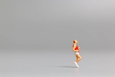 Gri arkaplanda çalışan minyatür insanlar ve metin için boş alan