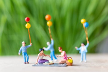 Minyatür insanlar, parkta çocuklarla eğlenen birkaç güzel lezbiyen kadın.