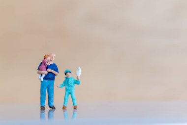 Minyatür insanlar, Babalarının Sevimli Kızlarını Kollarında Tutması ve Babalar Günü konsepti olan metin için kopyalama alanı