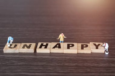 Minyatür insan işçi takımı ahşap alfabe harfleriyle 